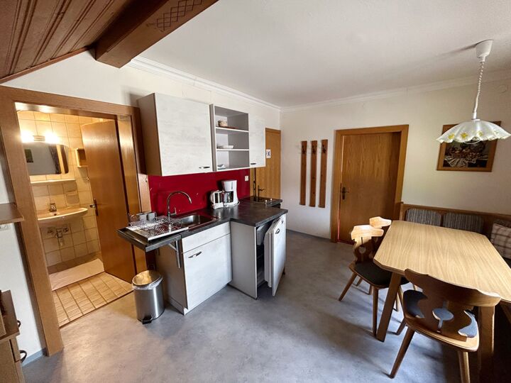 Kitchen with sitting area in the flat at Blashof