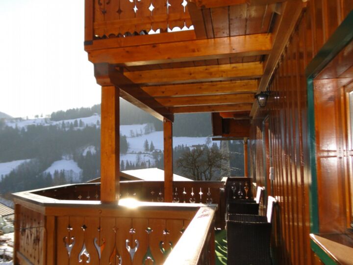 Terrasse mit Blick auf die Piste im Winter